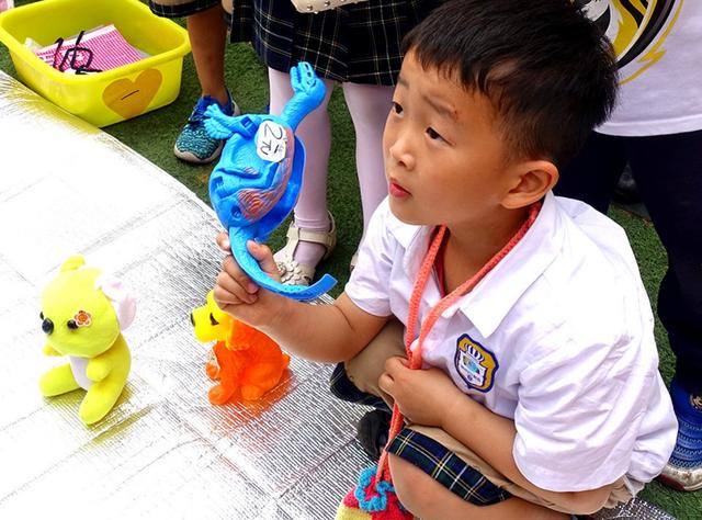 思念淡如水|幼儿园办“跳蚤市场”，儿子两手空空回家，宝妈：我2千块机器人