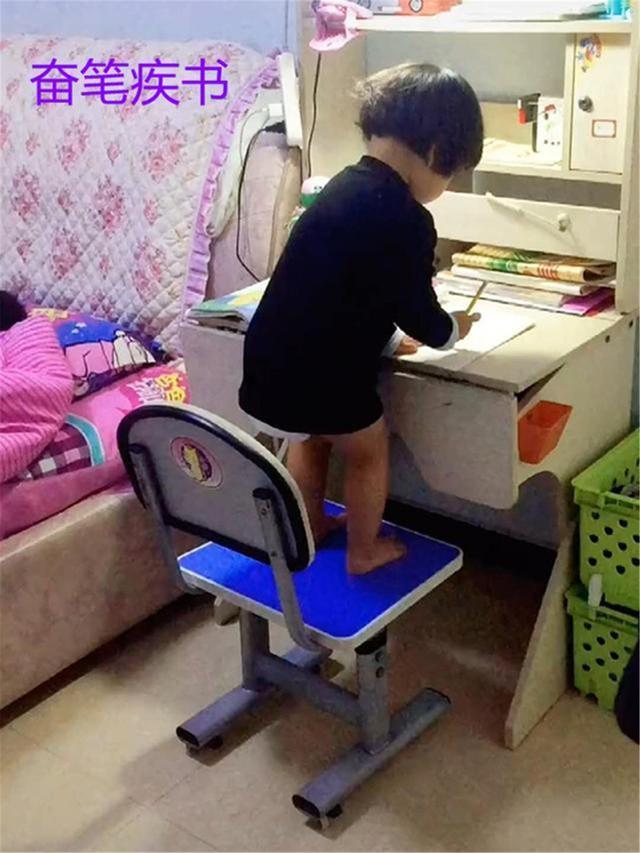 「超级宝妈」哥哥不写作业就睡觉，3岁妹妹帮倒忙画出“鬼画符”，宝妈被萌化