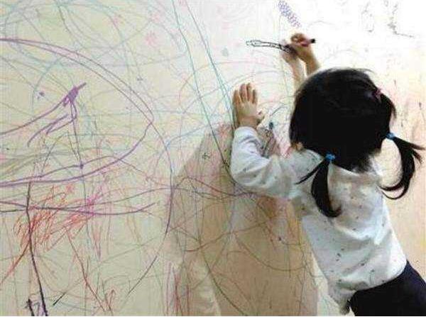 【超级宝妈】奔驰车被“熊孩子”乱涂乱画,车主出乎意料很平静:一辈子都不擦
