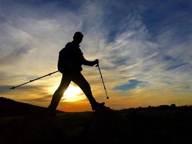 中国|中国电影市场2021年度总票房突破100亿元丨财经早餐
