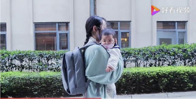 「你的育儿经」徒手从包里掏出婴儿车的宝妈,能想像她到底经历了什么?