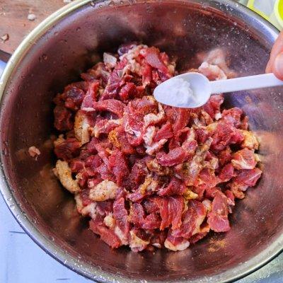 简单易做的#家庭烤箱版羊肉串#，让人吃了还想吃