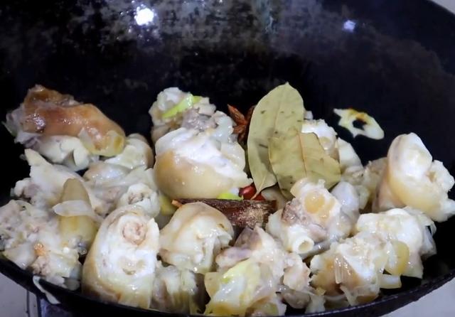 猪蹄这种做法，Q弹软烂，孩子老人吃了补钙比钙片强，家常又简单