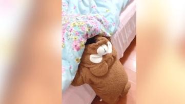 [你的育儿经]女儿捉迷藏，妈妈推开门笑翻了，女儿变鸵鸟