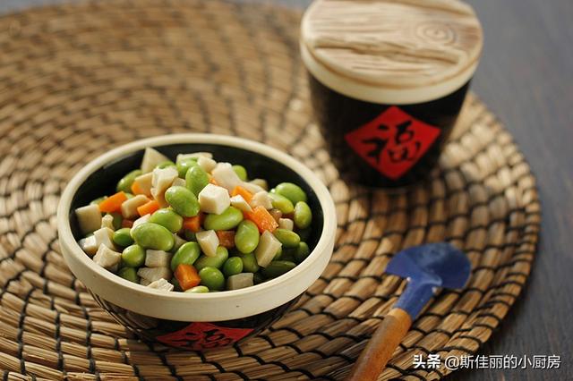 这三样素菜一起炒实在是鲜美极了，开胃下饭拿肉都不换，好吃不贵