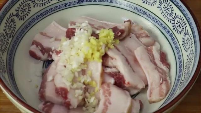 家常粉蒸肉，这样做真好吃，入口软糯，香味扑鼻，一点也不油腻