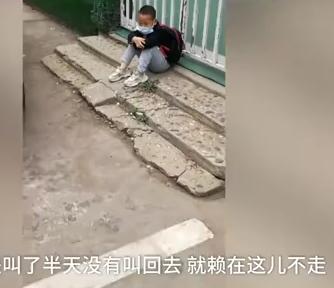 超级宝妈■“老师！开门！我要上学！”5岁萌娃赖幼儿园门口求上学，眼神亮了