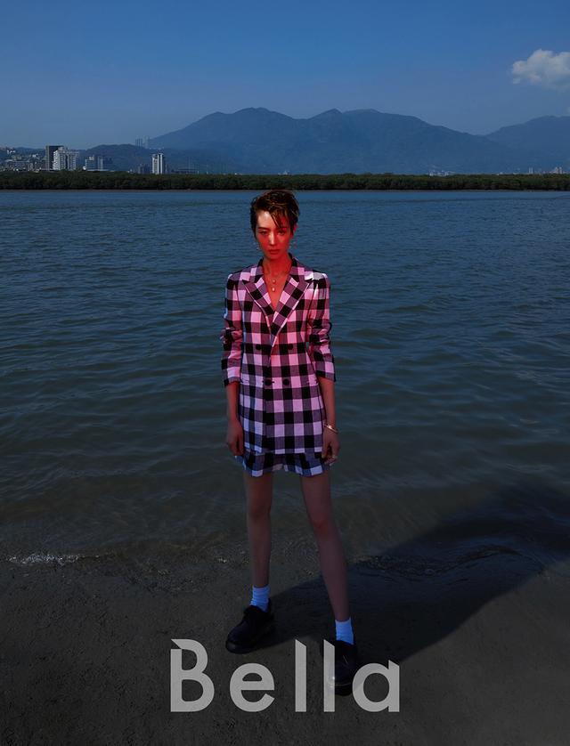 张钧甯封面大片 眼神坚毅气质清冷新华网客户端