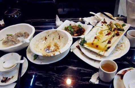 「你的育儿经」“一口饭都没给我留么”，90后宝妈喂完孩子没饭吃，怒掀餐桌