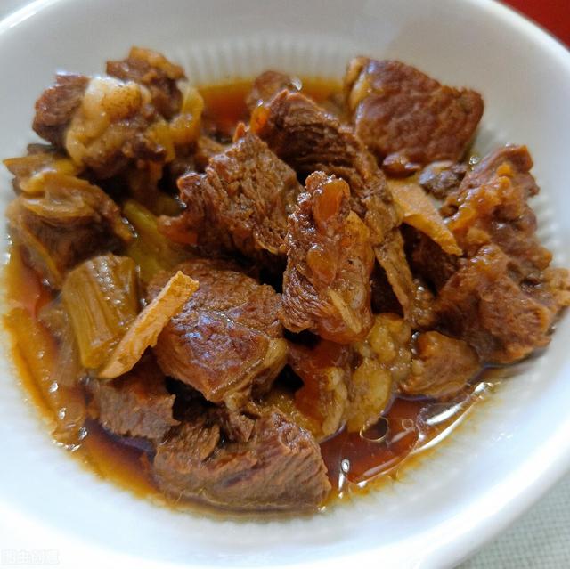 炖牛肉时，不用焯水不用高压锅，牛肉软烂入味没腥味，太香了