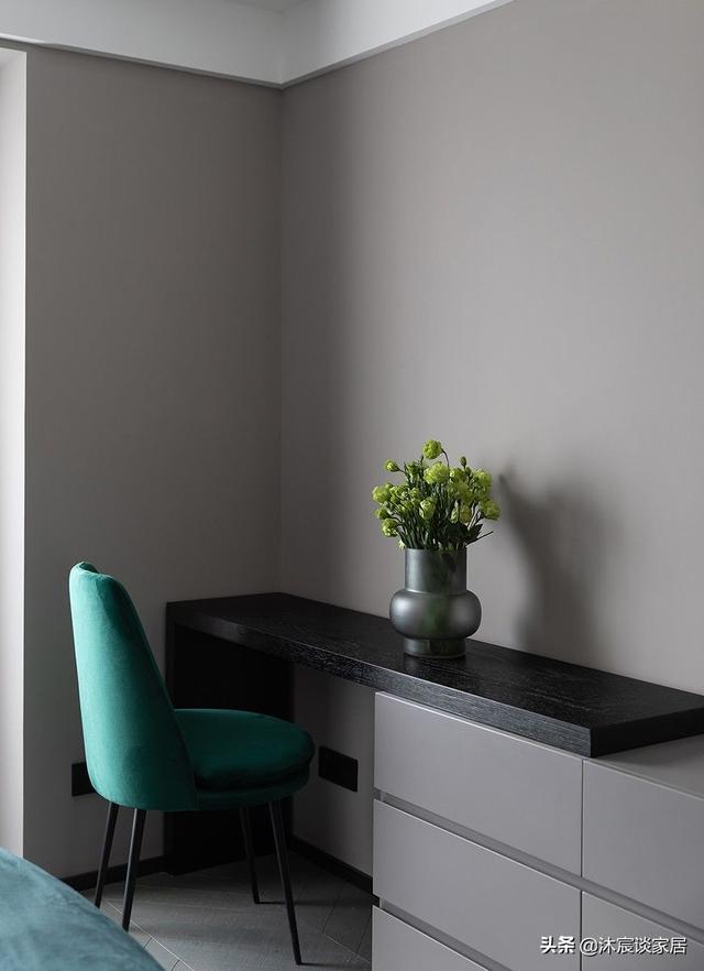 夫妻俩二次装修一切从简，吸取教训新家以灰色为主，室内简洁清爽