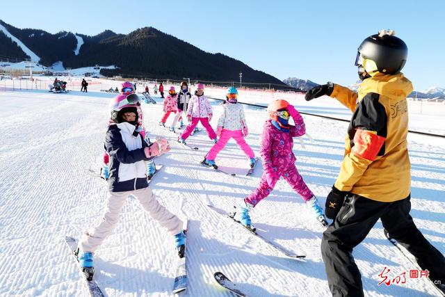 学生们在教练的带领下学习滑雪技能,体验冰雪运动带来的乐趣