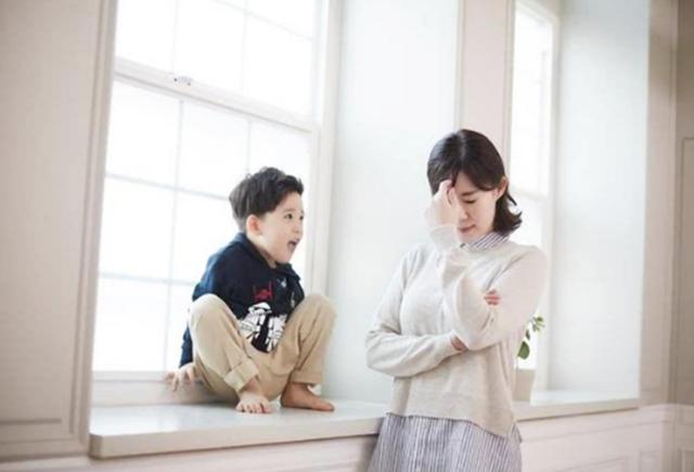 【你的育儿经】孩子乱发脾气，父母不要头疼，学会这5招来应对孩子的哭闹