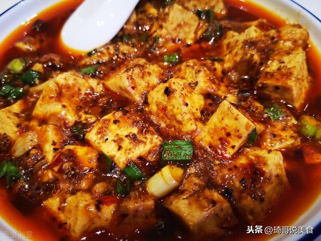 做麻婆豆腐，牢记口诀“1烫1酥2面”，豆腐嫩白不腥，香酥鲜烫