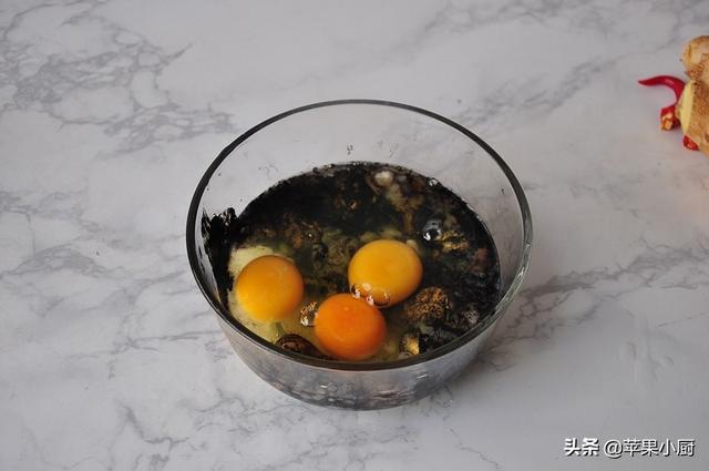 三个鸡蛋一段葱，蒸的小海鲜味道真不错，好吃不好看，真挺鲜的