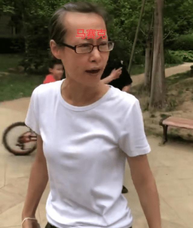 超级宝妈|北京一小区内熊孩子玩危险水弹枪，射中他人后妈妈嚣张护短！