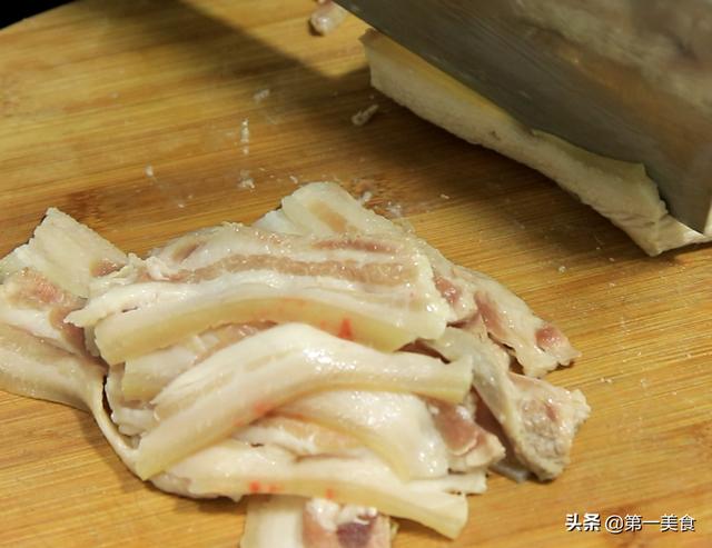 川菜之魂蒜苗回锅肉，切厚太腻久炒不香，牢记2个技巧才香而不腻