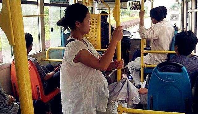 「超级宝妈」买不起车就不能生孩子吗?孕妇挤公交被羞辱,乘客:凭啥给你让座