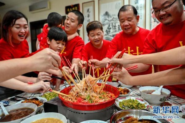 新华社|吉隆坡：疫情下的年夜饭