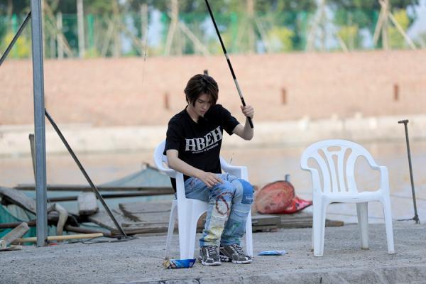 中国网|佘诗曼美食探店吃＂霸王餐＂黄明昊钓鱼不成失手机