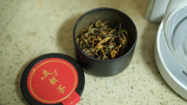 中秋之际，来个即热茶饮机泡茶，配上月饼正好