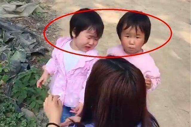 超级宝妈■双胞胎女儿被妈妈和奶奶分开带，一年后差距明显，网友：正常