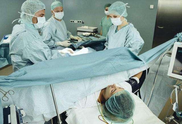 [你的育儿经]产妇顺产“剃毛”遇到了男医生，老公要自己动手，却被医生怼走了