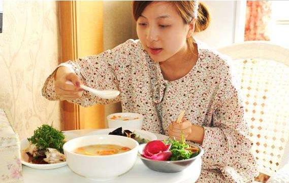 「超级宝妈」宝妈月子期间无人照料，自制简易月子餐，婆婆看到后主动认错