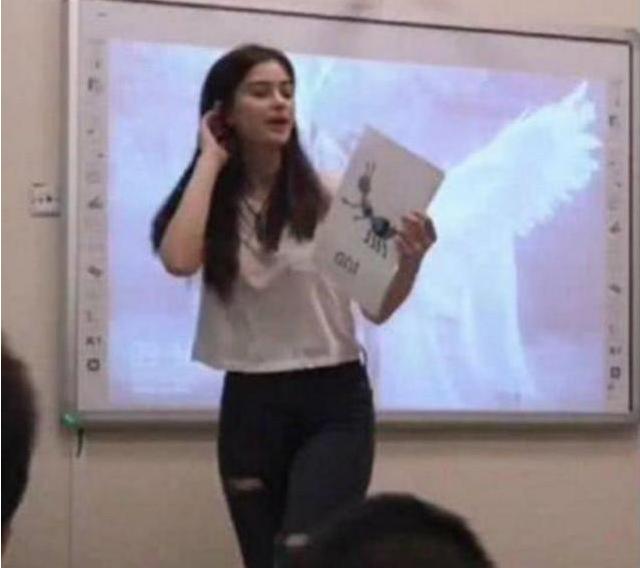 你的育儿经@“女神老师”火了，长相身材酷似迪丽热巴，网友：想回去读书