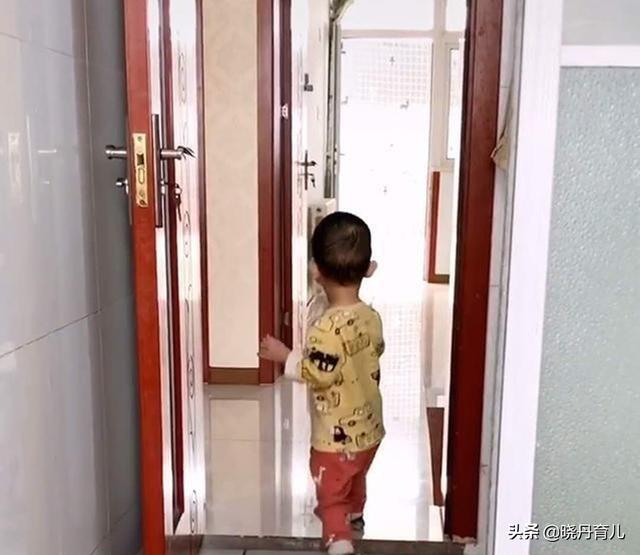 你的育儿经■妈妈上厕所发现没纸了，无奈求助宝宝，宝宝的操作让妈妈当场无语
