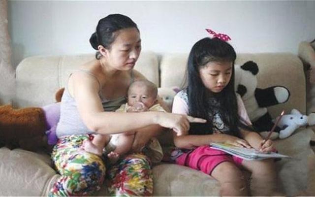 『超级宝妈』40岁二胎宝妈深夜发朋友圈：真的后悔生下二胎！得知原因令人心疼
