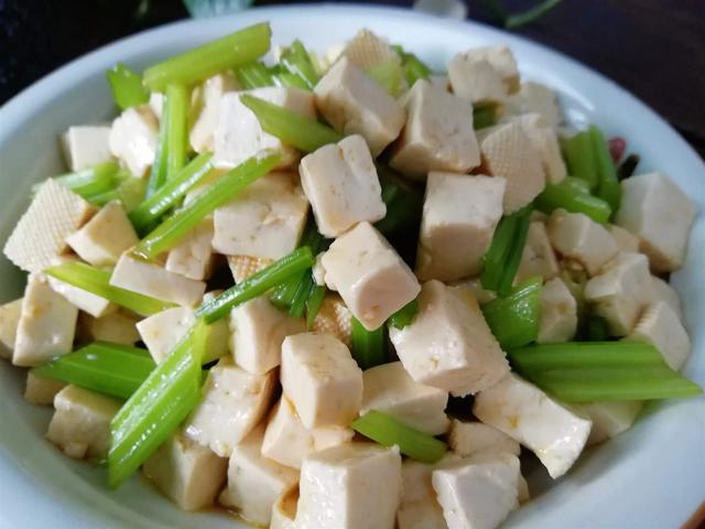 教你家常美味的豆腐烧芹菜，营养好吃超下饭，香得让人停不下嘴