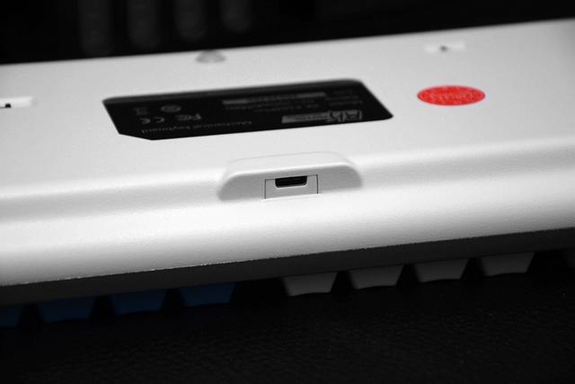 这把键盘让人想起曾经的校园时光，以及老师那精准的“小李飞刀”