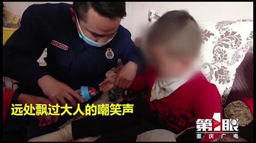 「你的育儿经」2岁萌娃手卡奶瓶求助消防员蜀黍，全程好奇画面哈哈哈