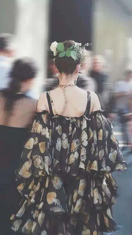 带货女王背部减肥体式交给你，练完穿上小吊带，“蝴蝶骨”清晰可见好迷人