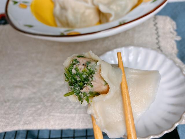 荠菜馅饺子怎么调最好吃？教你3招，荠菜翠绿不发黄，鲜嫩多汁