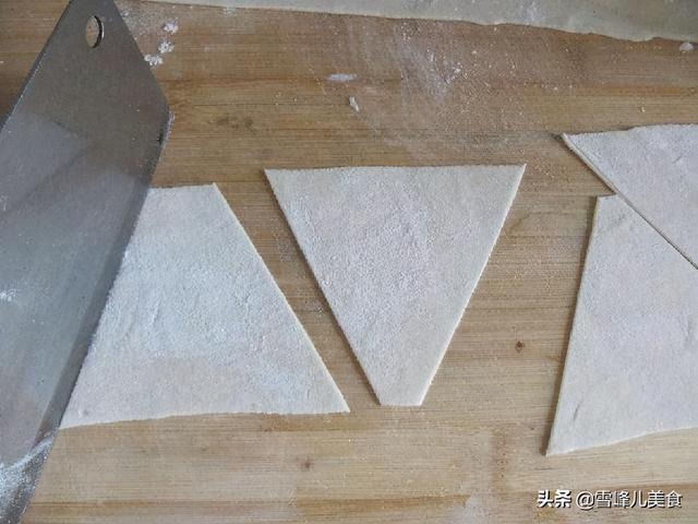 早餐我家这样吃，比饺子简单比面条好吃，一碗下肚热乎乎真舒服