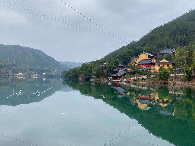 旅行柚子君：浙江省云和县“最独特”的寺庙，有300多年历史，坐船才能进去