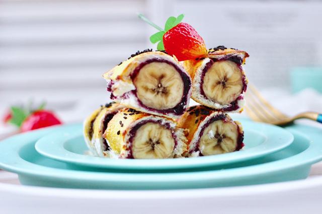 蓝莓香蕉吐司卷，我家早餐就吃它，卷一卷就做好，带便当特有面子