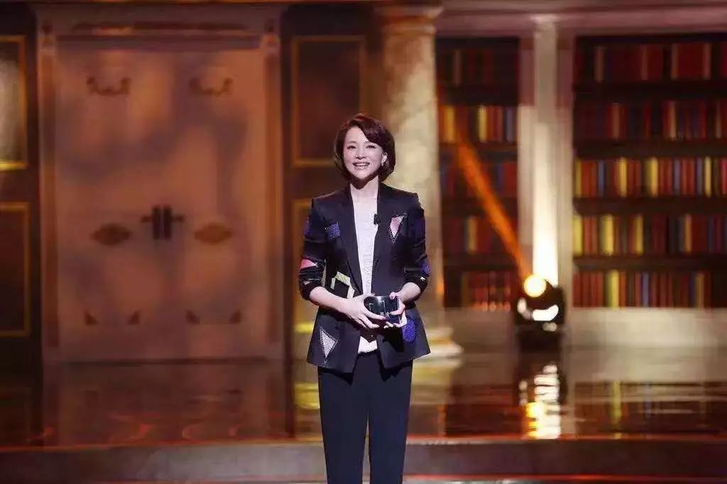 暖先生格调@董卿：新学期请告诉孩子，不读书，换来的是一生的底层！（老师家长转给学生）