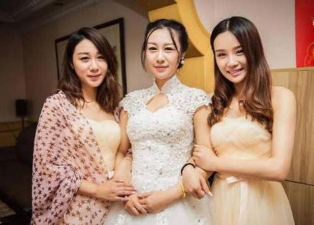 “高颜值母女”走红，3人同坐分不清谁是妈，网友：求同款丈母娘