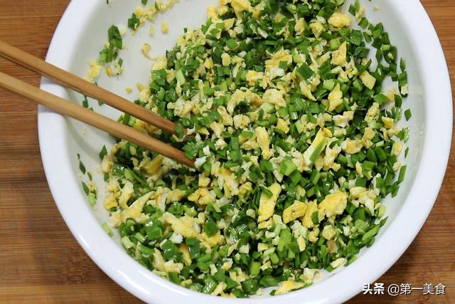 河南特色美食菜蟒，皮薄如纸，不出水不露馅，咬一口满嘴都是菜