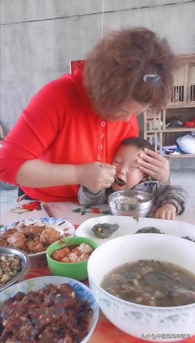 「超级宝妈」亲奶奶“强喂”，孩子不是吃饭是在受罪，注意这几点才能吃好饭