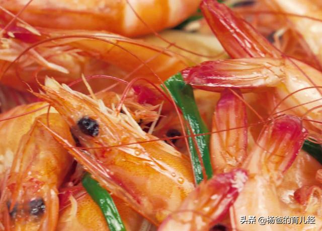 基围虾这样做太美味，简单一焖就能吃，营养又解馋，孩子特喜欢