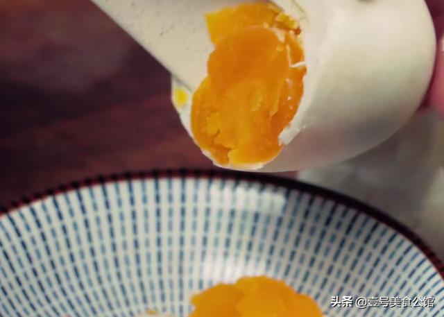 在家来一份培根蛋黄炒面，荤素搭配，好吃营养，解馋又美味的主食