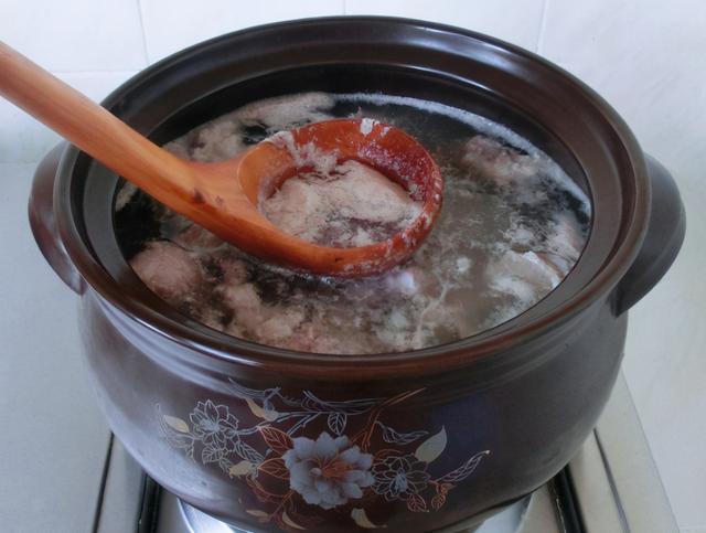 炖羊肉汤，做好“3不加”，保证汤鲜美浓白，肉软烂入味，没膻味