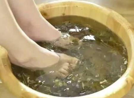 泡脚|泡脚水里加点艾草，可以祛除虚火，但这些人不适用