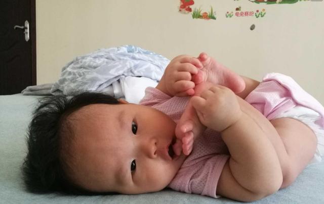 你的育儿经|一岁以内的宝宝,有时有这3个"烦人举动",其实是孩子在变聪明