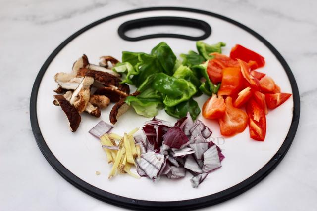 黄焖鸡在家就能轻松做，撑起一个店的菜，牢记3点，就能随手做