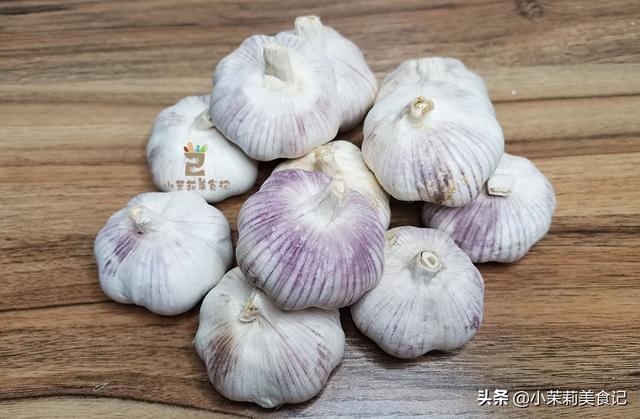 泡腊八蒜，记住“1切2腌3泡”，1天就变绿，炒菜蘸饺子脆又香